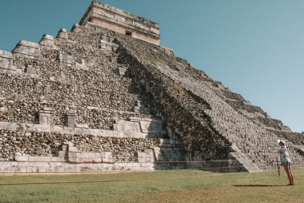 Picture of the main pyramid in Chichen Itza. This image is inserted in a list of the best Chichen Itza tours from Tulum.