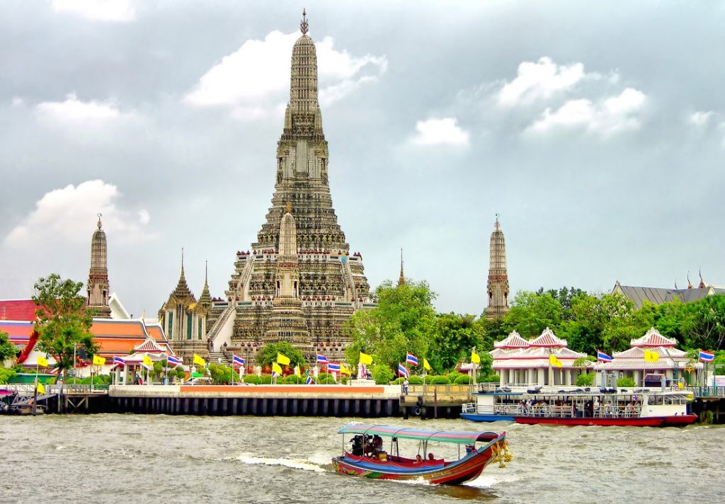 cruise in bangkok Image of a boat in front of a temple in Bangkok, inserted in a post about the best Bangkok boat tours.