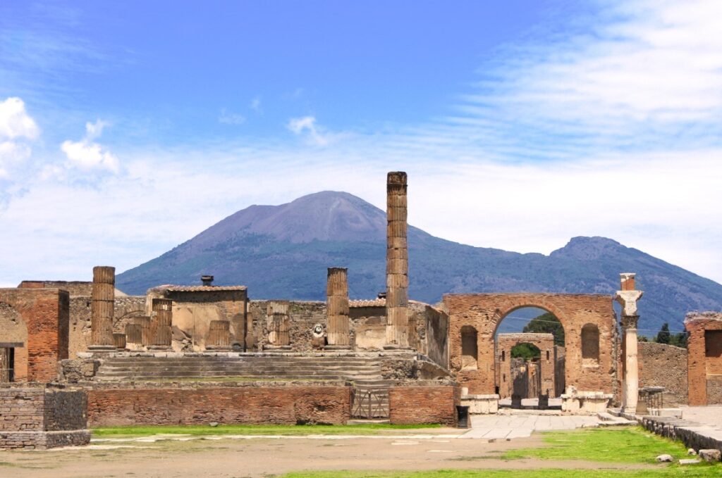 Image of Pompeii ruins with Mount Vesuvius in the background inserted in a post about Pompeii tours from Rome