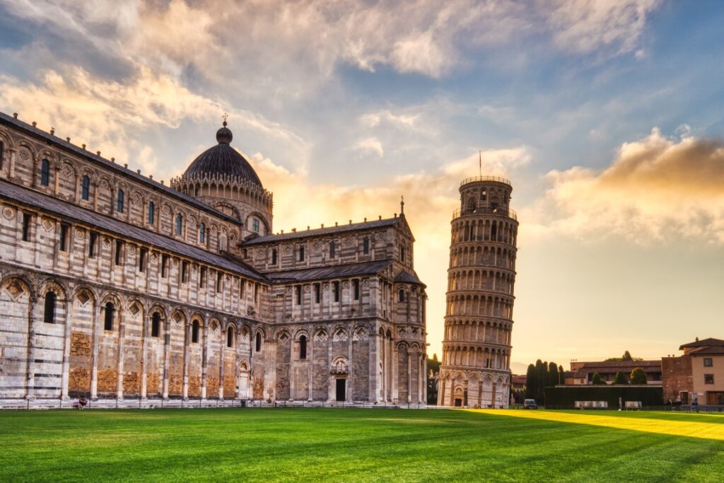 Image of the leaning tower of Pisa and the Duomo at sunset, inserted in a post about Florence to Pisa tours