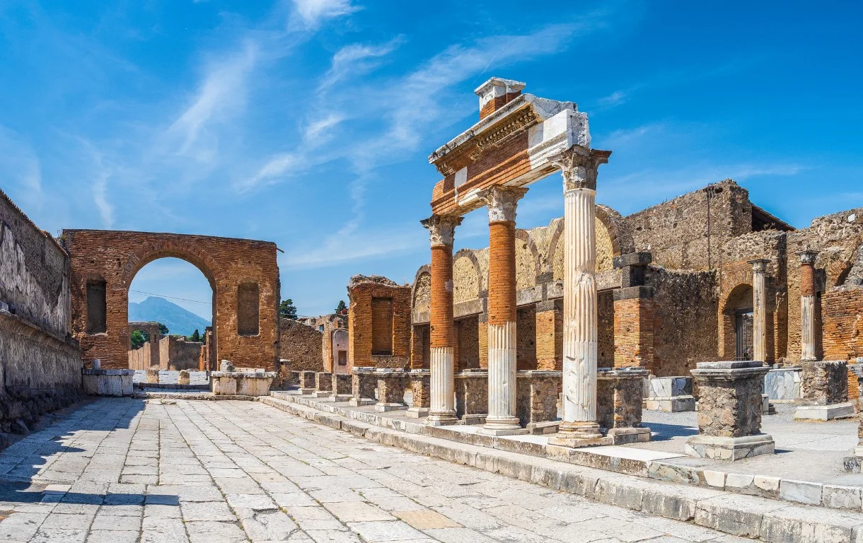 Image of Macellum of Pompeii, with its three-column portico seen from the side