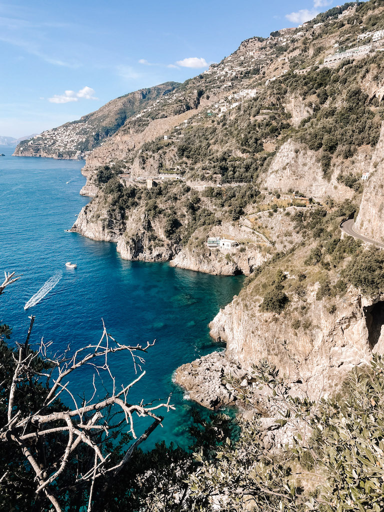 Image of a viewpoint over the coastline in the Amalfi Coast, inserted in a post about the best Amalfi Coast tours from Sorrento.