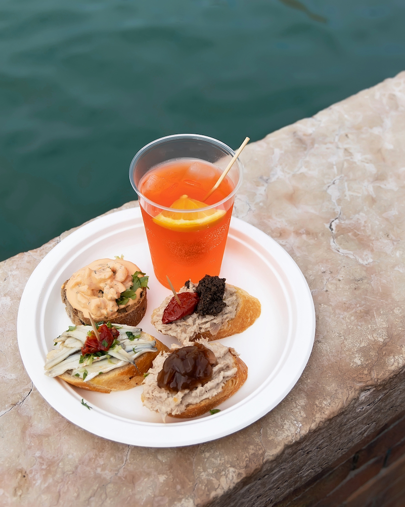 Image of an Italian aperitivo with bruschetta and an Aperol Spritz