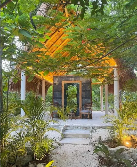 The image of a cabin in Pepem Hotel, surrounded by vegetation